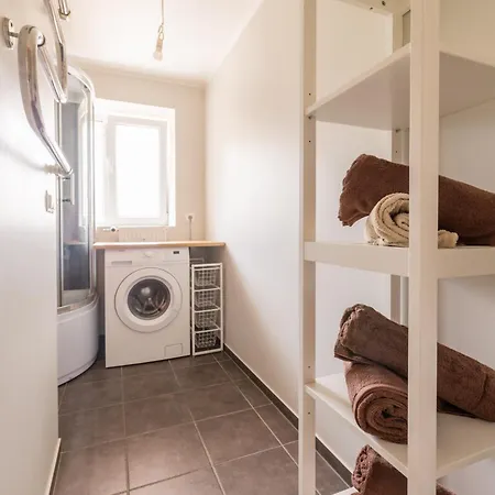 Sunny Between Airport And With 3 Bedrooms *