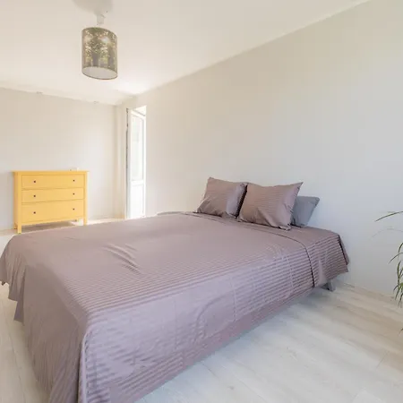 Sunny Between Airport And With 3 Bedrooms *