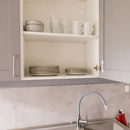 Sunny Between Airport And With 3 Bedrooms *