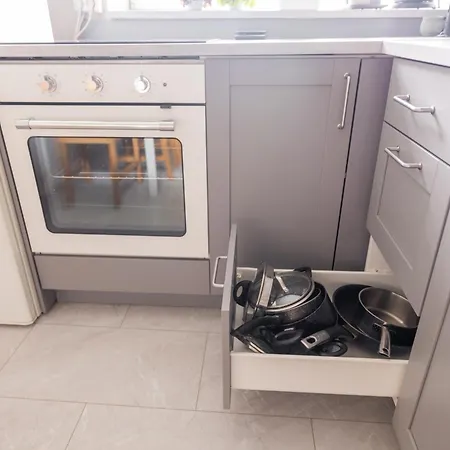 Sunny Between Airport And With 3 Bedrooms Апартаменты Рига