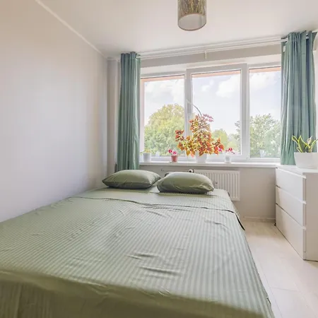 Sunny Between Airport And With 3 Bedrooms דירה ריגה